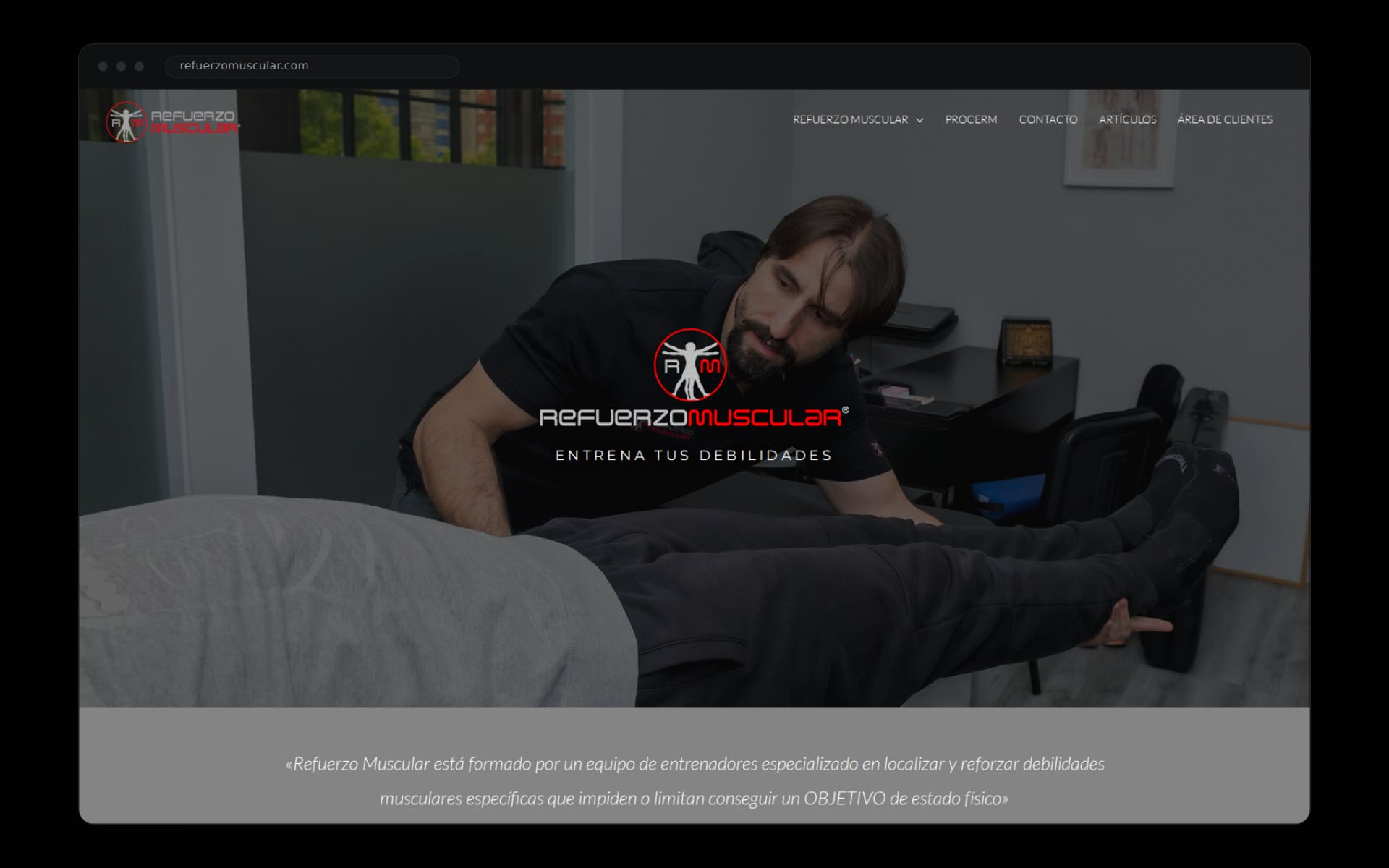 Homepage of refuerzomuscular.com in a dark browser frame: a trainer guides an exercise under the motto train your weaknesses
